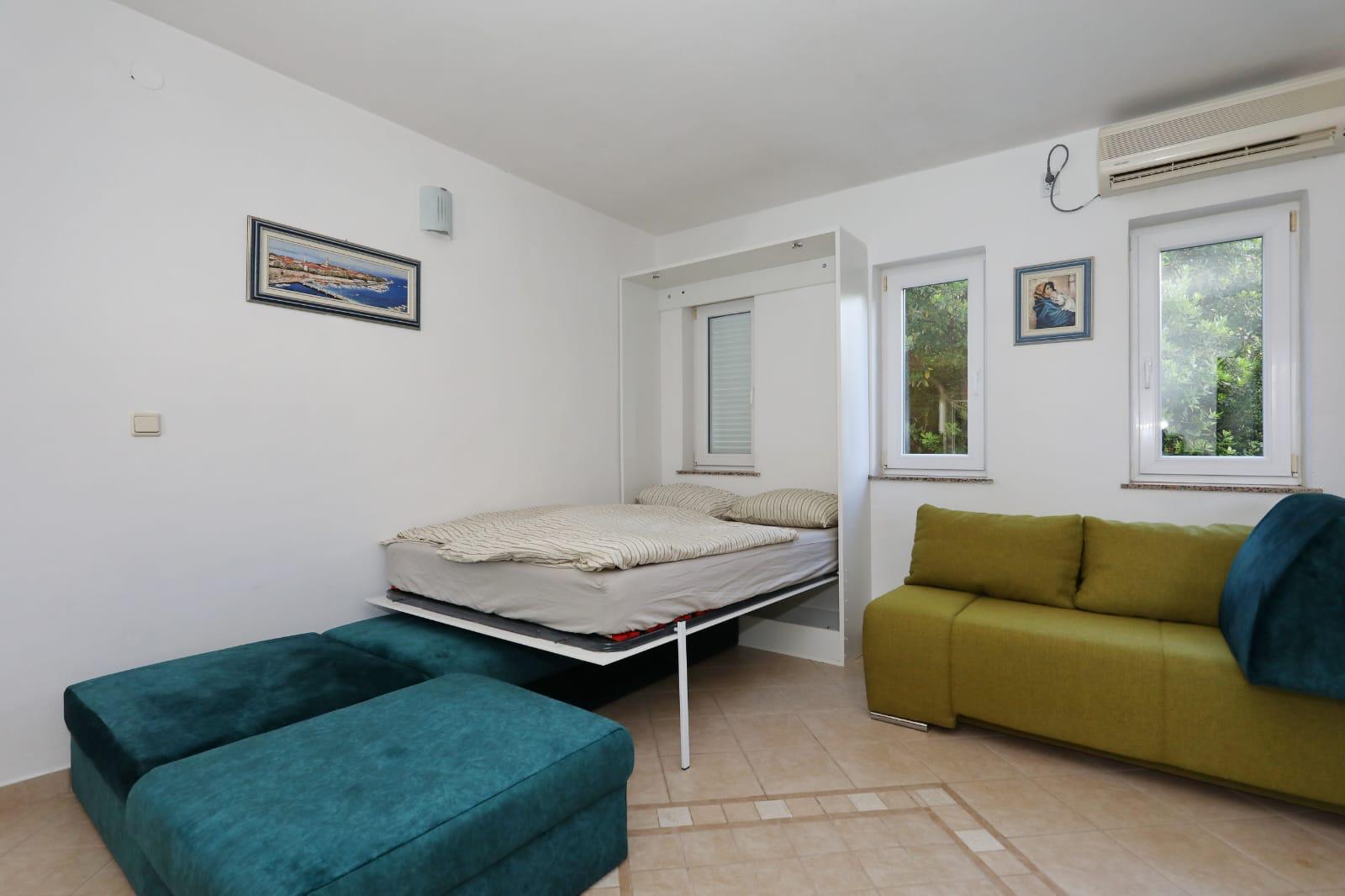Apartman Mare — dnevni boravak sa sofom, dodatnim ležajem i klimom