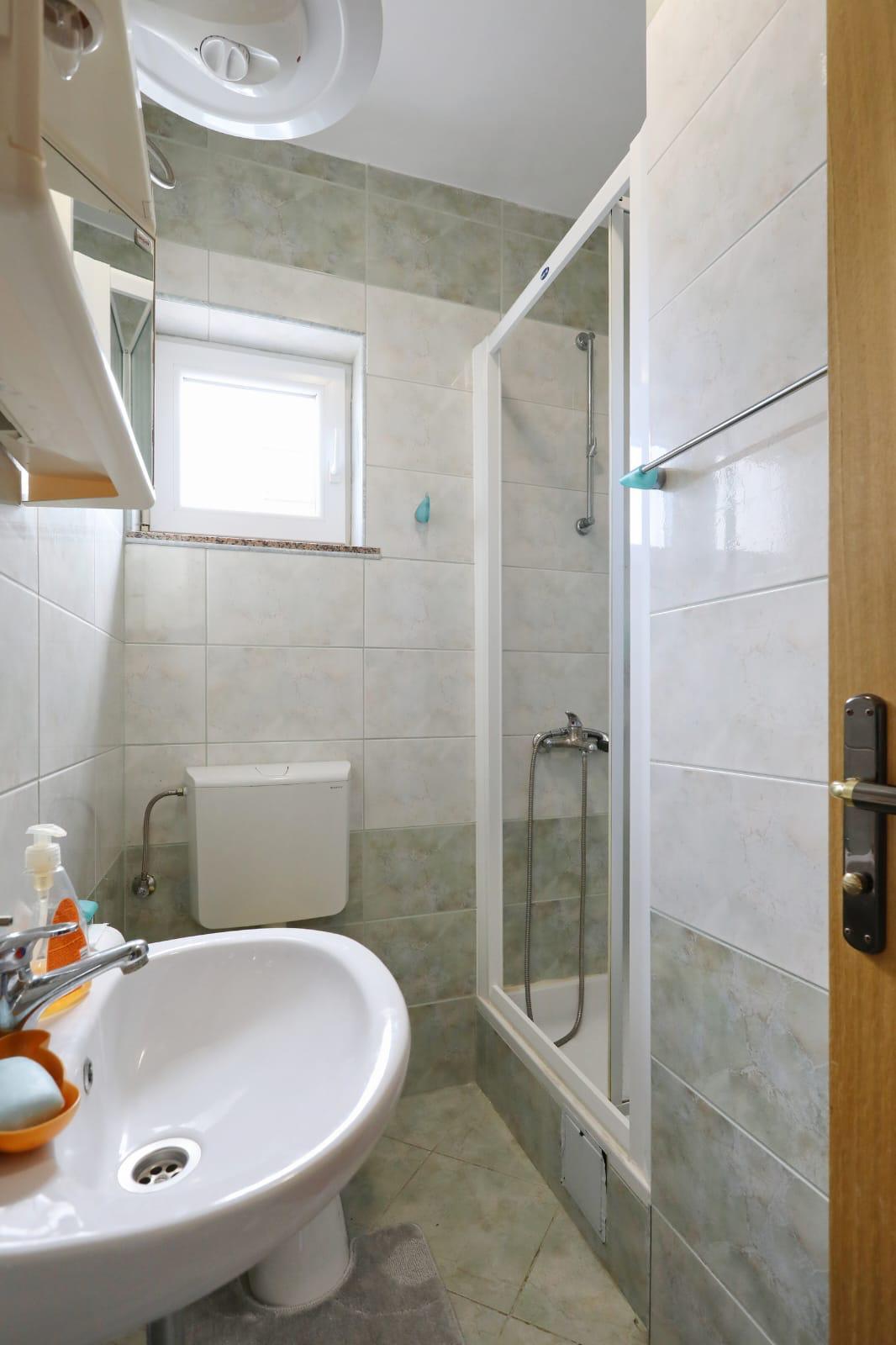 Apartman Mare — kupaonica s tuš kabinom i umivaonikom
